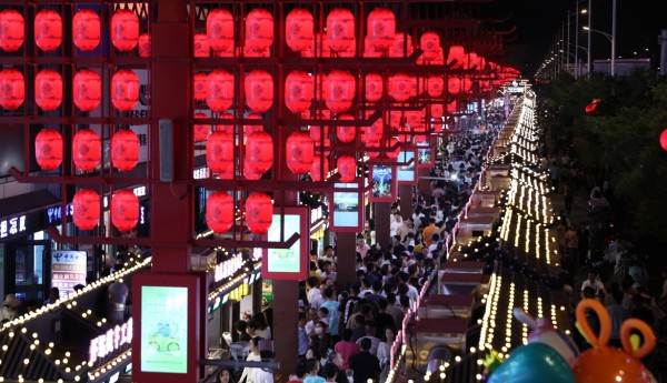 宁夏银川怀远旅游夜市吸引人流  夏季“夜经济”升温