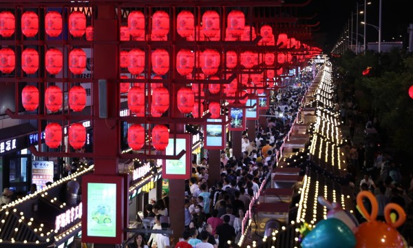 宁夏银川怀远旅游夜市吸引人流  夏季“夜经济”升温